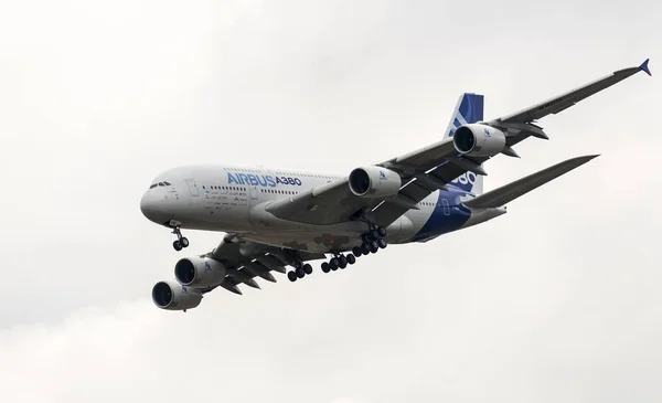 에 어 버스 Industrie A380 현대 시민 정기 여객기 Mak 2013 airshow 중 Zhukovsky에 데모 비행을 위한 이륙. — 스톡 사진