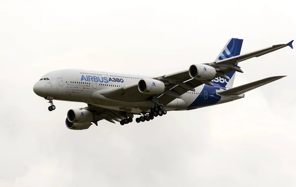 Airbus Industrie A380 pesawat sipil modern lepas landas untuk penerbangan demo di Zhukovsky selama MAKS-2013 airshow . — Stok Foto