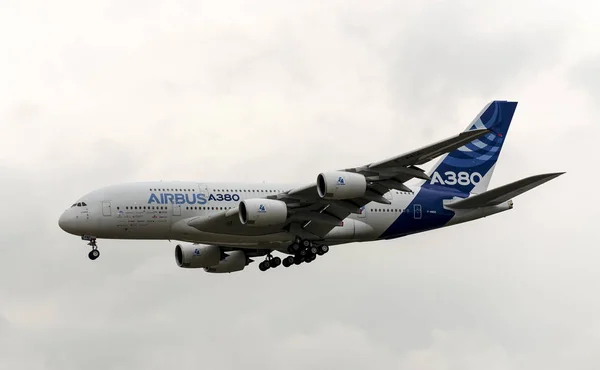 Airbus Industrie A380 avión civil moderno despegando para un vuelo de demostración en Zhukovsky durante el espectáculo aéreo MAKS-2013 . —  Fotos de Stock