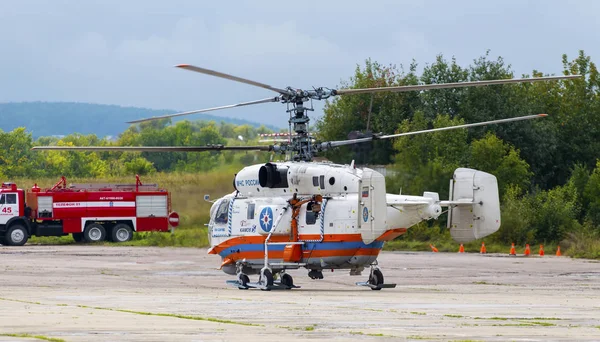 Ministerium für Notfallsituationen von Russland kamov ka-32 Rettungshubschrauber wird für den Start vorbereitet — Stockfoto