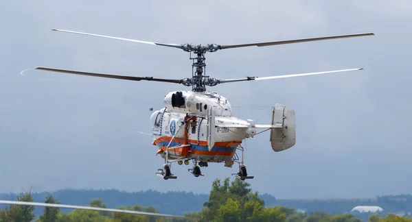 Ministerstvo nouzové situace Ruska Kamov Ka-32 záchranný vrtulník se připravuje ke startu — Stock fotografie