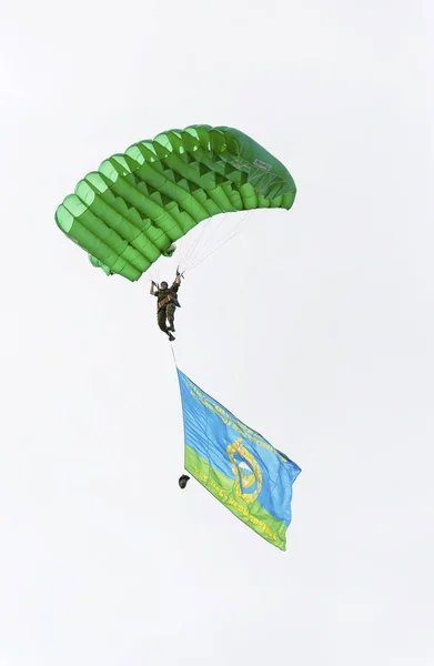 Russische parachutisten gedemobiliseerd met een vlag lopen tijdens het feest van Russische Air Assault troepen — Stockfoto