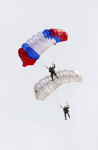 Российские десантники демобилизованы с флагом, идущим во время праздника российских десантных войск
