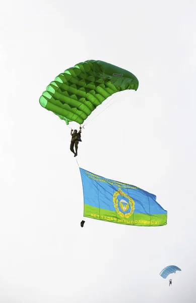 Paraquedistas russos desmobilizados com uma bandeira andando durante a Festa das Tropas de Assalto Aéreo Russas — Fotografia de Stock