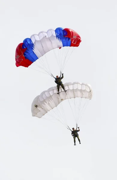 Paraquedistas russos desmobilizados com uma bandeira andando durante a Festa das Tropas de Assalto Aéreo Russas — Fotografia de Stock