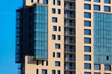 Modern mimarisi ile bir sürü kare cam pencere