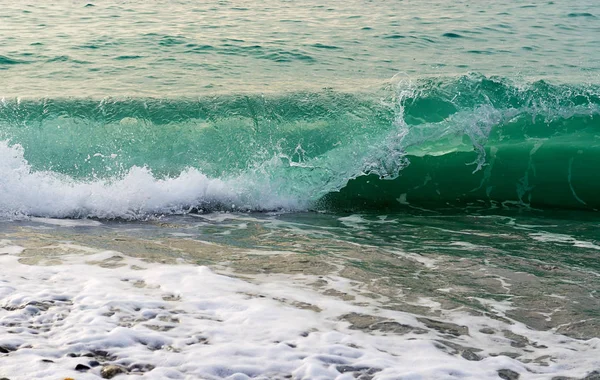 Mer Noire qui fait rage. Grosse vague gros plan — Photo