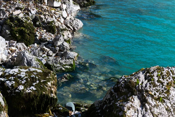 Pietre in un mare e acqua azzurra — Foto Stock