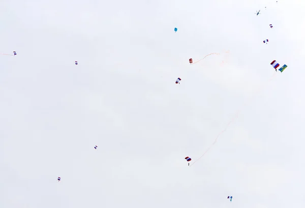 Paraquedistas russos desmobilizados com uma bandeira andando durante a Festa das Tropas de Assalto Aéreo Russas — Fotografia de Stock