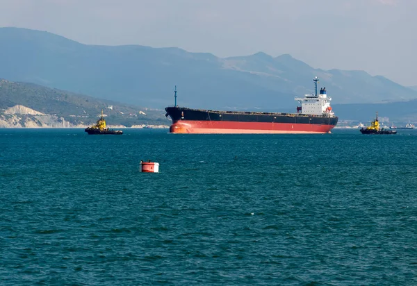 Cargo ship anchored in the roadstead Tsemes bay at the entrance of the port of Novorossiysk — Stock Photo, Image