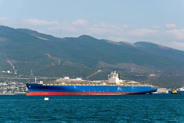 Cargo ship anchored in the roadstead Tsemes bay at the entrance of the port of Novorossiysk — Stock Photo, Image