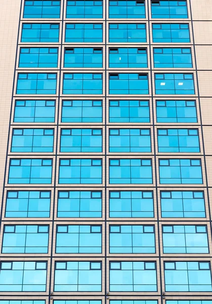 Arquitectura moderna con muchas ventanas de vidrio cuadradas —  Fotos de Stock