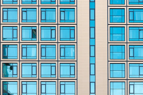 Arquitectura moderna con muchas ventanas de vidrio cuadradas — Foto de Stock