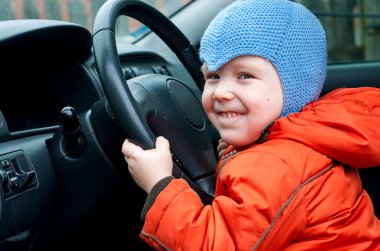 sürücü olarak arabada oturan çocuk