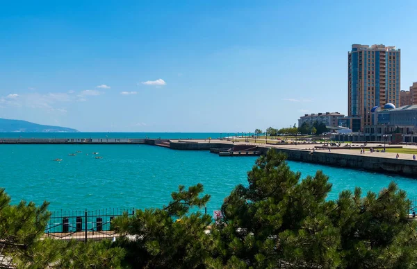 Novorossiysk deniz kenarı bir şehirdir. — Stok fotoğraf