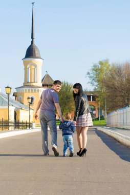 Baba, anne ve oğul kentsel bir mahallede yürüyüş