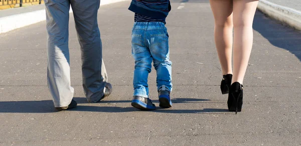 Padre, madre e figlio che camminano in un quartiere urbano — Foto Stock