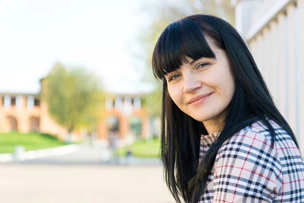 年轻美丽的黑发女孩的肖像. — 图库照片