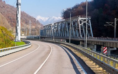 dağlık alanda demiryolu Köprüsü