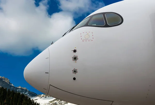 Fragmento del avión y escalera en el aeródromo —  Fotos de Stock