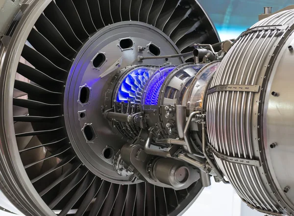 Elemento motore aereo. Lame delle turbine. Luce blu — Foto Stock