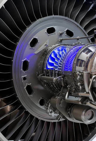 Vliegtuigmotorelement. Turbinebladen. Blauw licht — Stockfoto