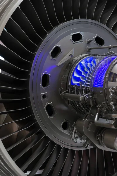 Élément moteur d'avion. Des pales de turbine. Lumière bleue — Photo