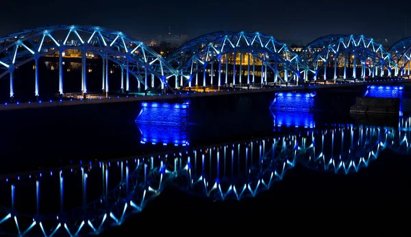 Железнодорожный мост ночью в Риге, Латвия — стоковое фото