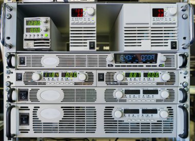 Programlanabilir AC ve DC güç kaynakları rafa yerleştirildi