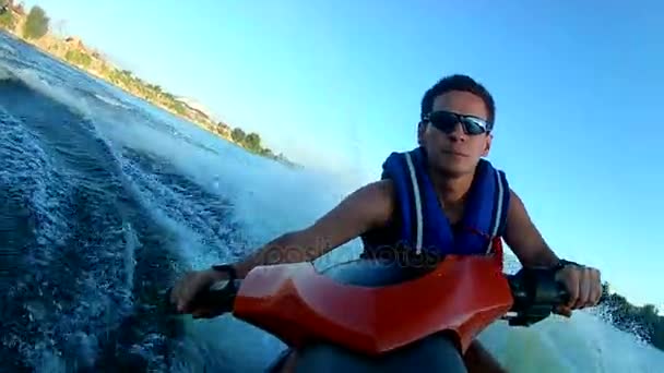 Hombre en moto acuática — Vídeo de stock