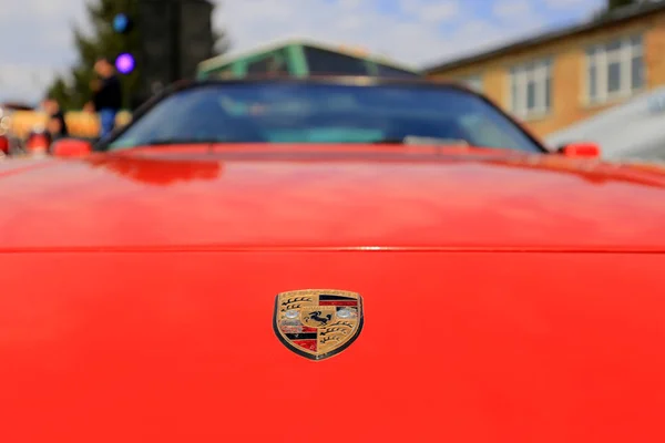Close-up de logotipo Porsche — Fotografia de Stock