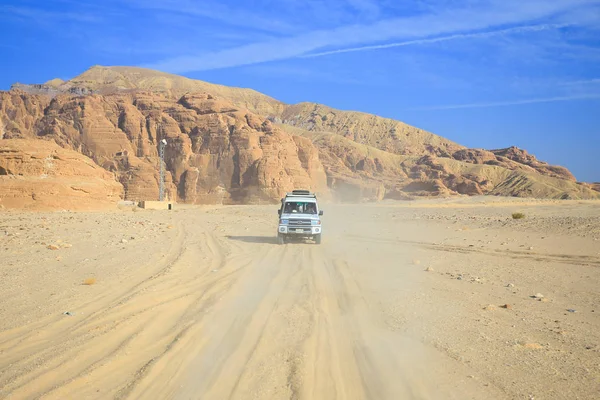 野生动物园吉普车在沙漠中 — 图库照片