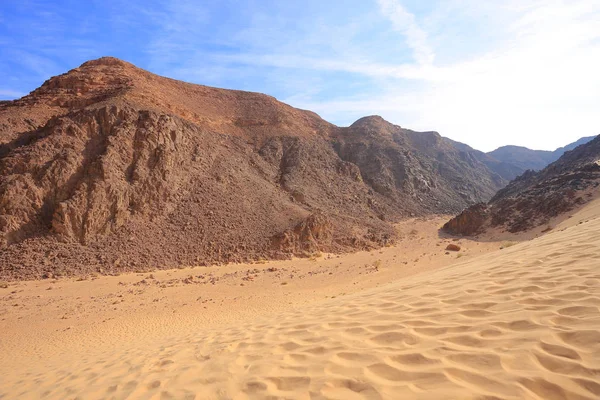 砂漠の石とキャニオン — ストック写真