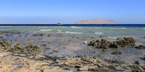 Ostrov na moři a Tiran Sharm El Sheikh — Stock fotografie