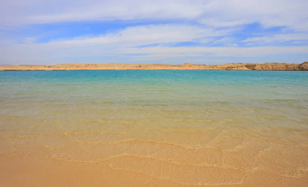 Hermosa playa con agua turquesa — Foto de Stock