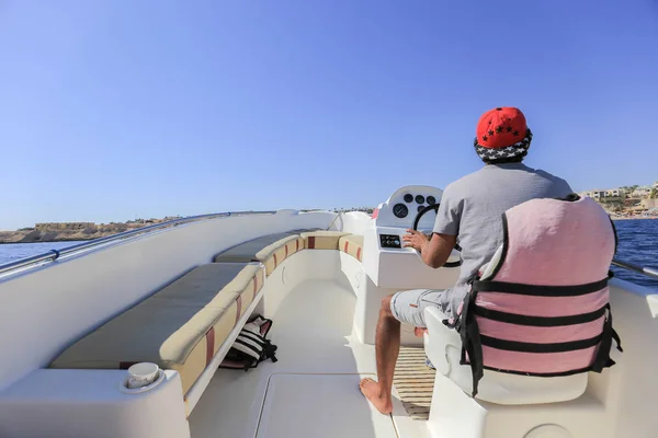 Mann fährt Motorboot — Stockfoto