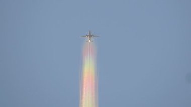 Gökyüzünde bir uçak