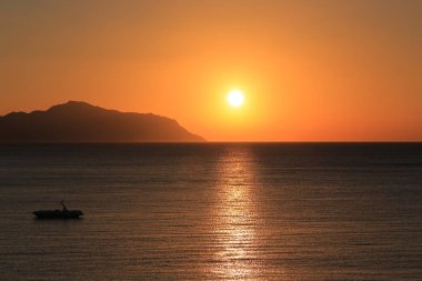 deniz ve gün batımı