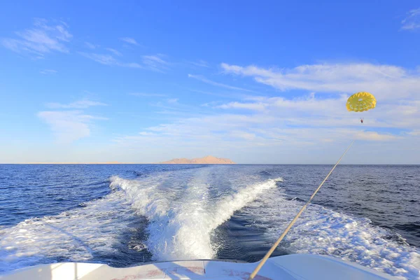 Parasailing from motor boat — Stock Photo, Image
