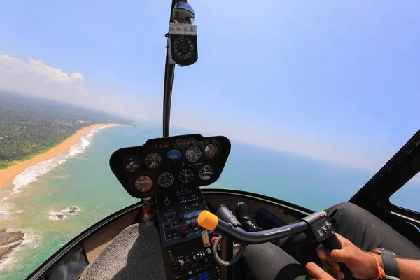 Helikopterperspektiv Inuti Kabinen Flugor Över Havet Sri Lanka — Stockfoto