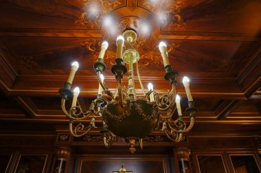 Sarayında pahalı avize