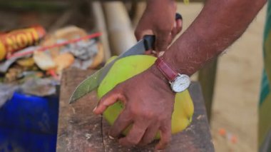 Hindistan cevizi suyu içmeye adam çökertildi