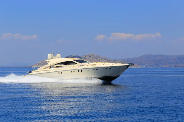 Luksusowy Jacht Motorowy Szybko Poruszający Się Morzu — Zdjęcie stockowe