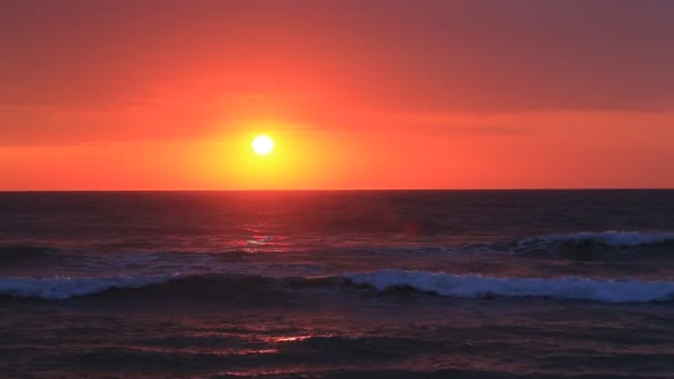 夕暮れ時の美しい海ビーチ — ストック動画
