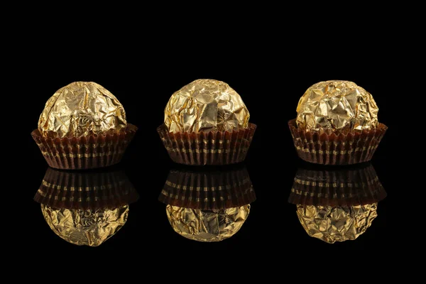 Złote Cukierki Owinięte Czarno — Zdjęcie stockowe