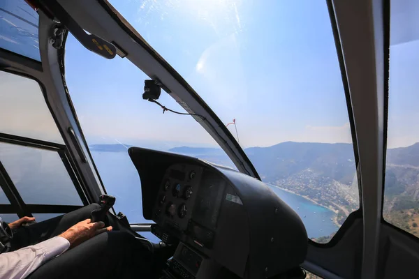 Helikopter Rida Över Havet — Stockfoto