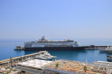 Monako limanında bir yolcu gemisi.