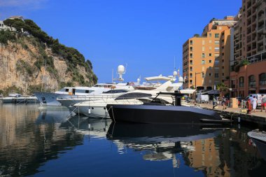 Monaco 'daki Port de Fontvieille' de demirli lüks yatlar