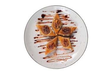 Beyaz tabak manzaralı, cevizli doğu tatlıları. 