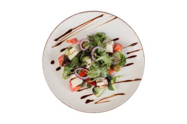 Beyaz tabakta Yunan sezar salatası